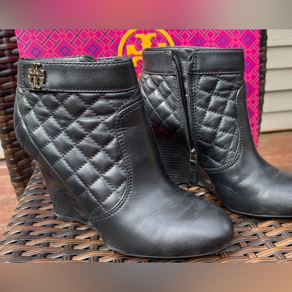 Tory Burch genuine leather in/out quilted booties golden logo 100mm wedge EUC - Picture 11 of 16